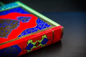 Koran Bthe appearance and texture of Hardcover books.ok