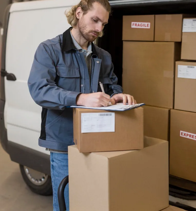 Bücher werden verpackt und für den Versand vorbereitet